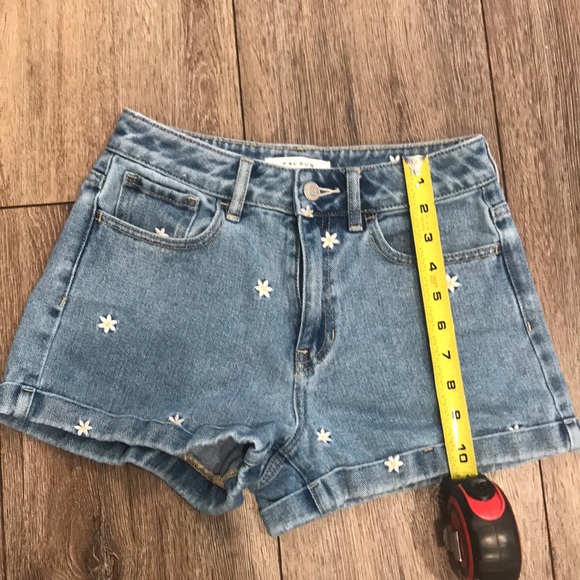 Flowered jean shorts - Picture 4 of 10